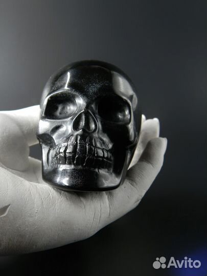Большой череп из обсидиана