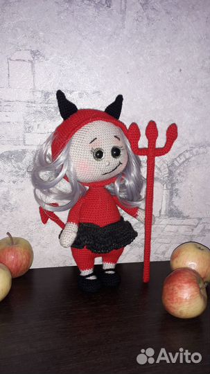 Вязаная кукла Бонни в костюме чертенка