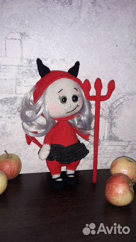 Вязаная кукла Бонни в костюме чертенка