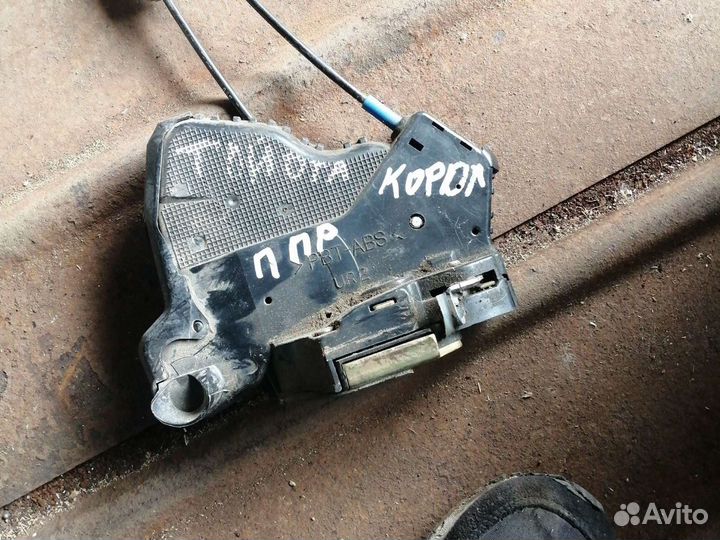 Замок передний правый тойота королла 120