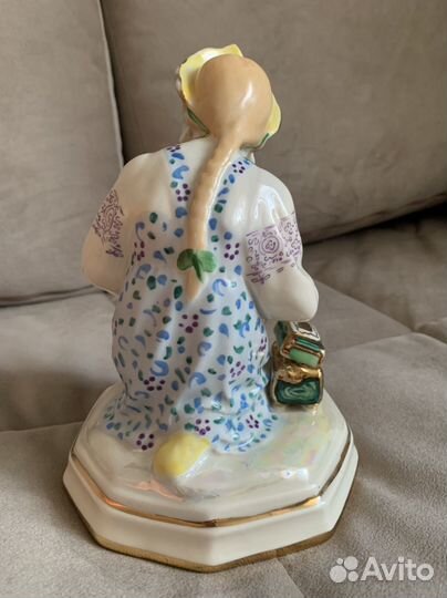 Фарфоровые статуэтка Малахитовая шкатулка