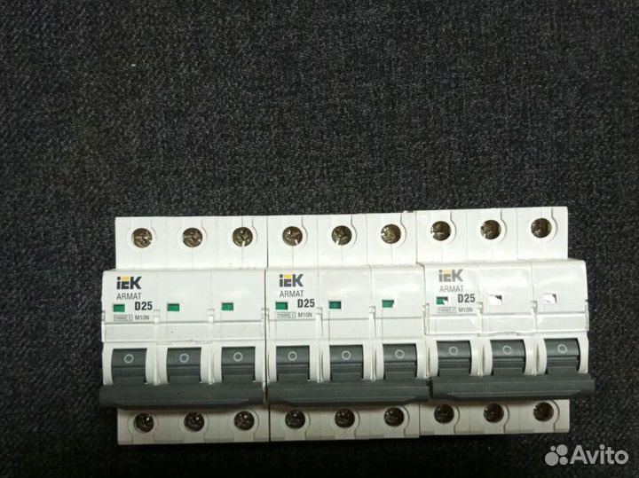 D25