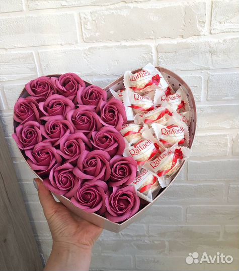 Сдадкий подарок конфеты рафаэлло с мыльными розами