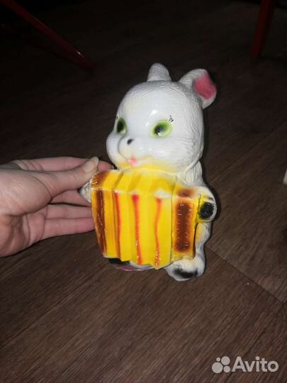 Мягкие игрушки и заяц копилка