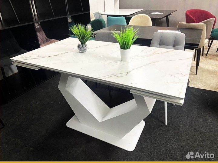 Стол из стекла