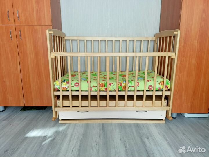 Кроватка детская с маятником и матрасом