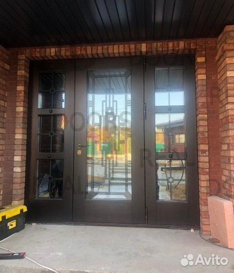 Входная группа со стеклом в частный дом