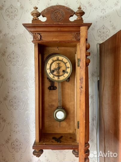 Старинные настенные часы с боем