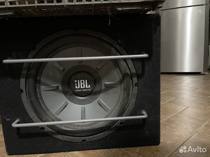 Автосабвуфер jbl