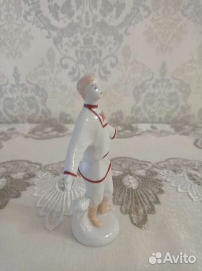 Статуэтка фарфор