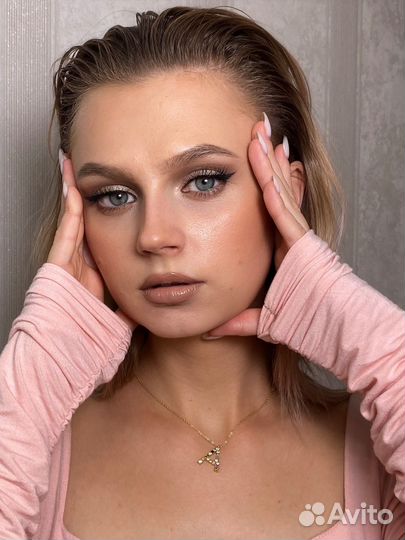 Модель на коммерческий макияж