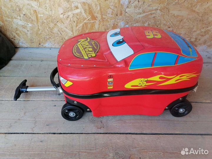 Детский чемодан на колесиках