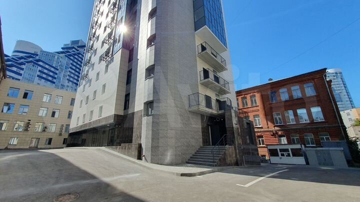 Помещение с витринами в новостройке бизнес-класса