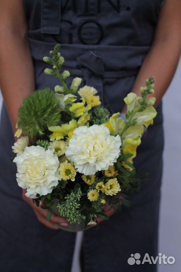 Композиция из живых цветов