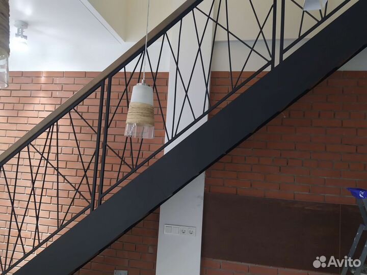 Лестница на металлокаркасе в дом