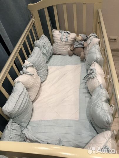 Детская кроватка с маятником и ящиком