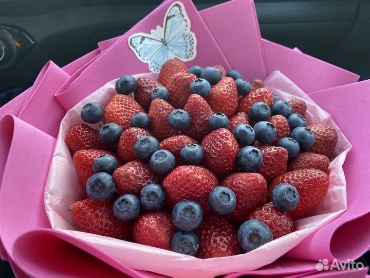 Торт из киндеров и Рафаэлло, букет из ягод