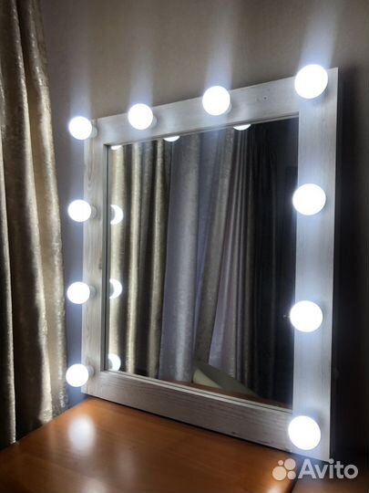 Гримерное зеркало с лампочками