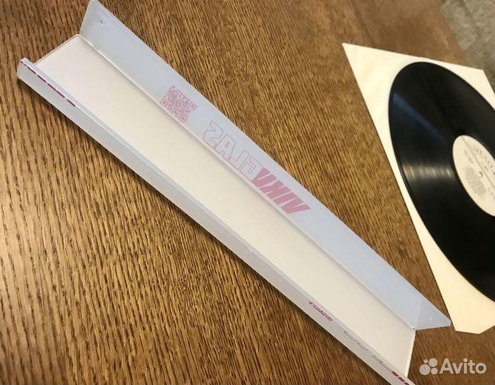 Полочки для винила на стену