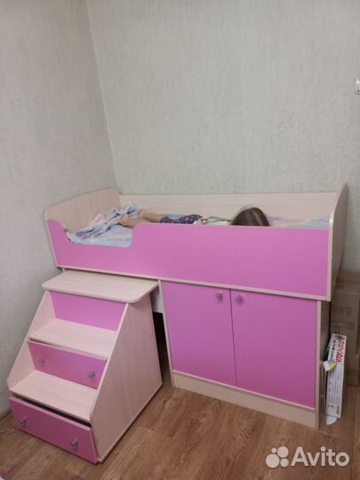 Детская кровать чердак со столом и шкафом