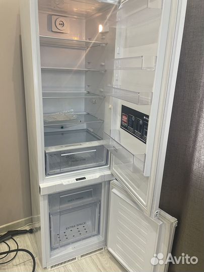 Встраиваемый холодильник Hotpoint Ariston