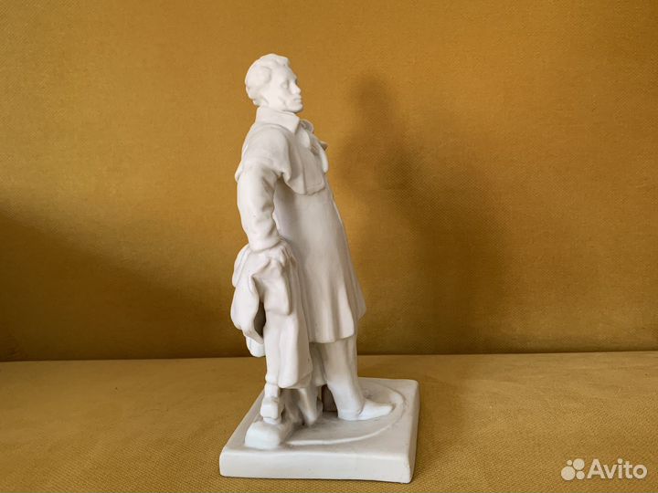 Фарфоровая статуэтка Пушкин на прогулке бисквит