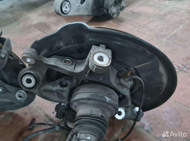 Кулак задний левый правый со ступицей Mercedes 211