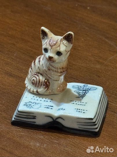Фарфоровая статуэтка кошка на книге ручная работа