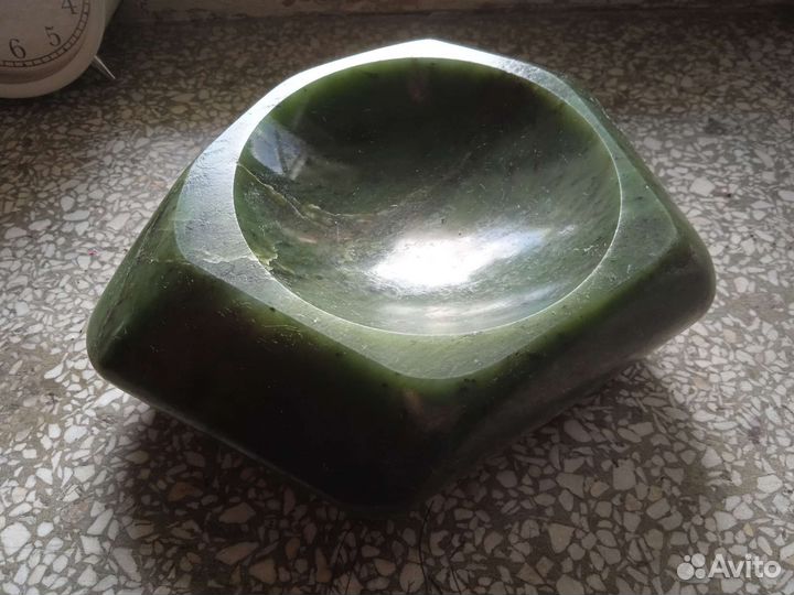 Пепельница нефритовая