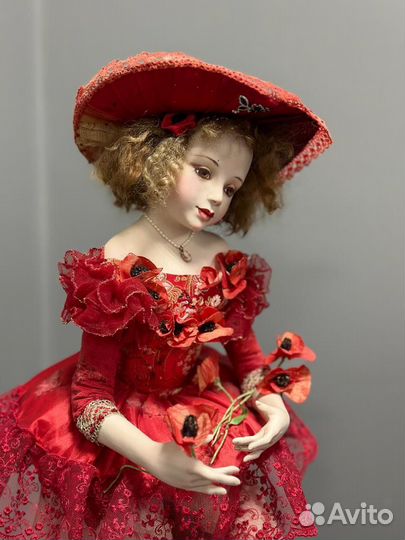 Кукла в красных пуантах