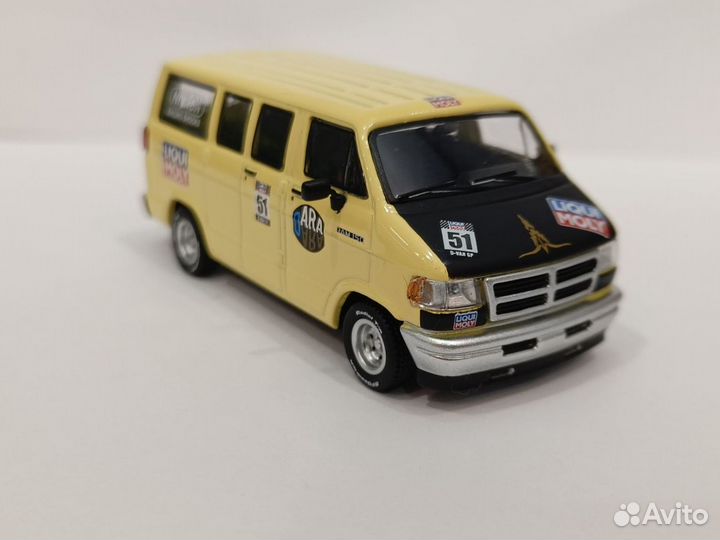 Модель Tarmac Works Dodge Van 1:64