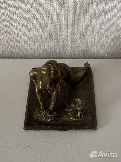 Бронзовая статуэтка Девушка Ню