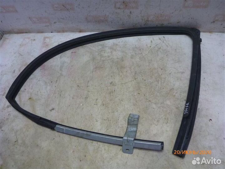 Направляющая стекла передняя правая Nissan