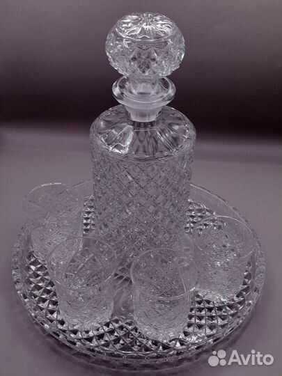 Графин хрустальный с рюмками на блюде