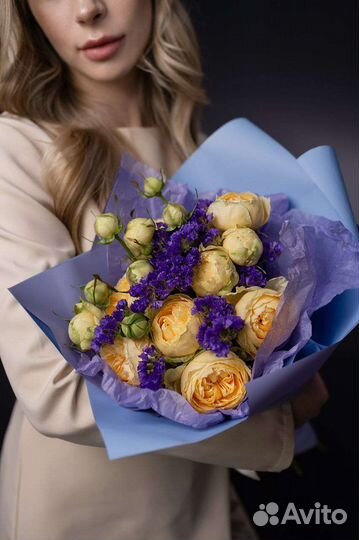 Букет из кустовых роз и статицы