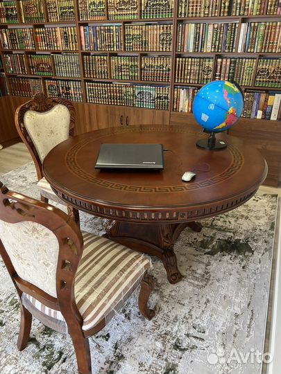 Стол и стулья