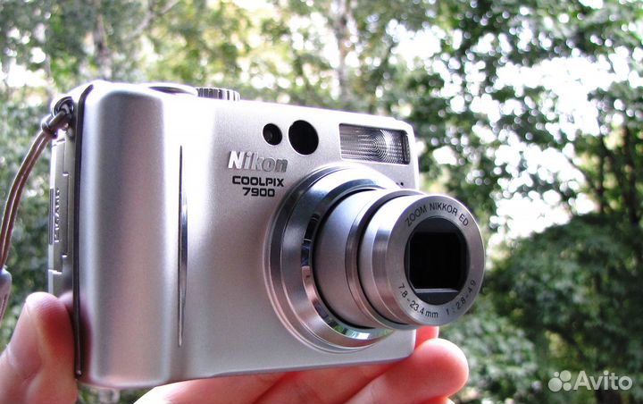 Nikon Coolpix 7900