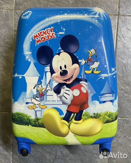Детский чемодан на колесиках