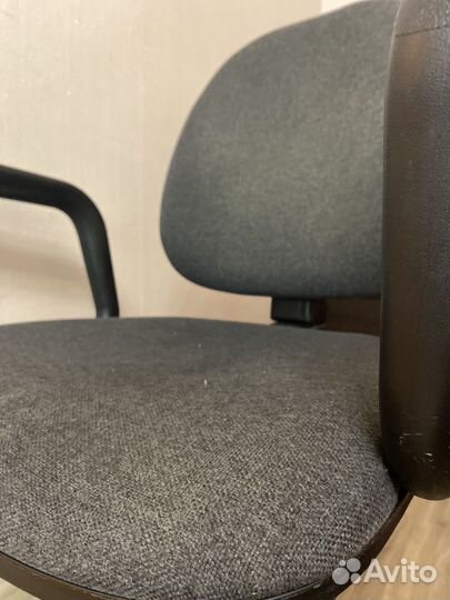 Офисное кресло на колесах