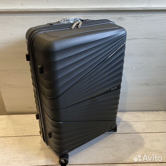 Большие чемоданы на колесах размер L