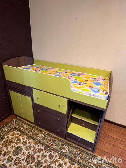 Детская кровать чердак со столом и шкафом