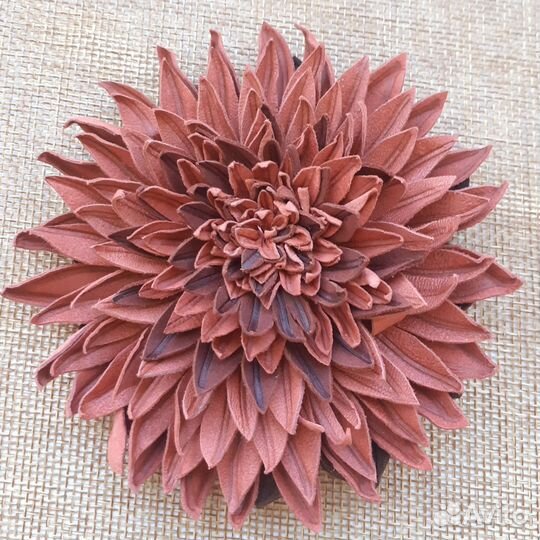 Брошь цветок