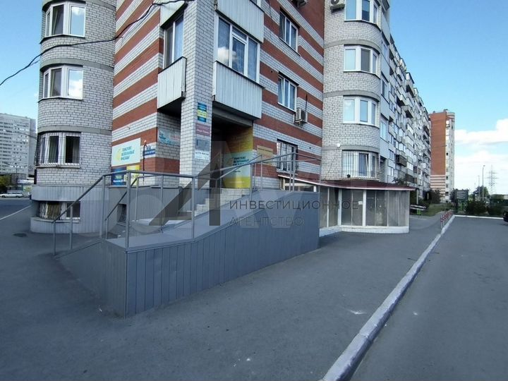 Цоколь с окнами