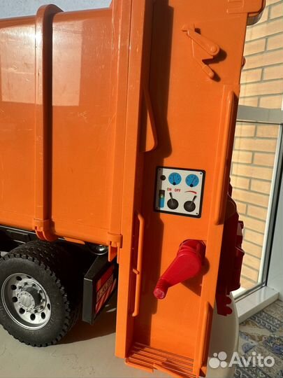 Машина Bruder мусоровоз Lotos