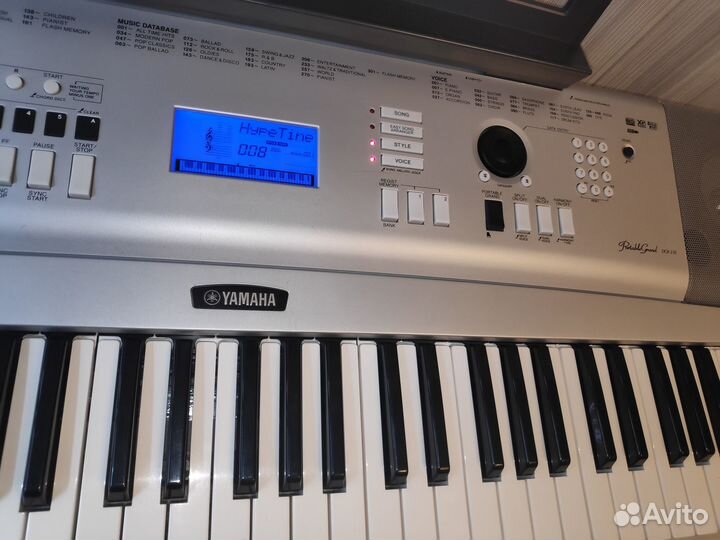 Цифровое пианино/синтезатор Yamaha DGX-230