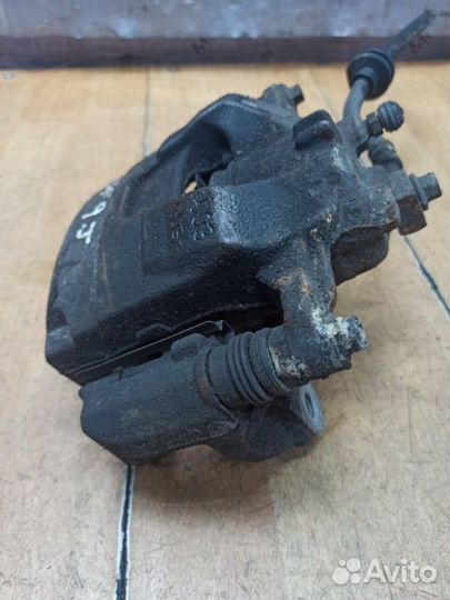 Тормозной суппорт передний правый Opel Astra J