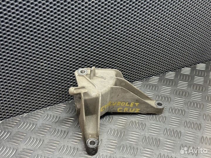 Кронштейн кпп Chevrolet Cruze J300