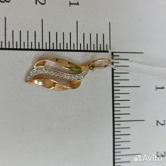 Золотая подвеска с камнем