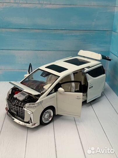 Модель Toyota Alphard 1:18 металл