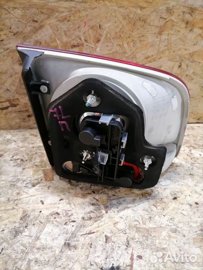 Фонарь в крышку багажника Volkswagen Touareg 7L